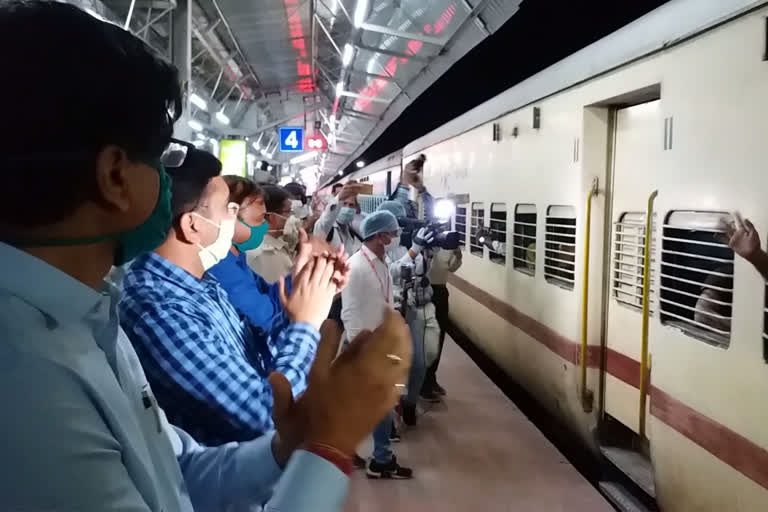 Special train departed from Kota,  jharkhand student study in kota,  कोटा से विशेष ट्रेन झारखंड के लिए रवाना,  lockdown in jharkhand