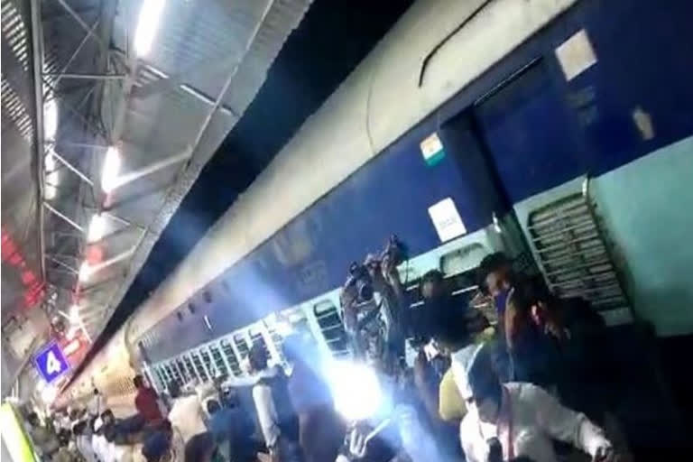 5 trains have successfully commenced journey with stranded people