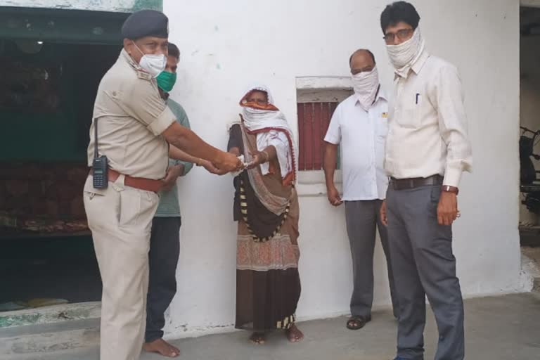 Police delivers medicine to woman