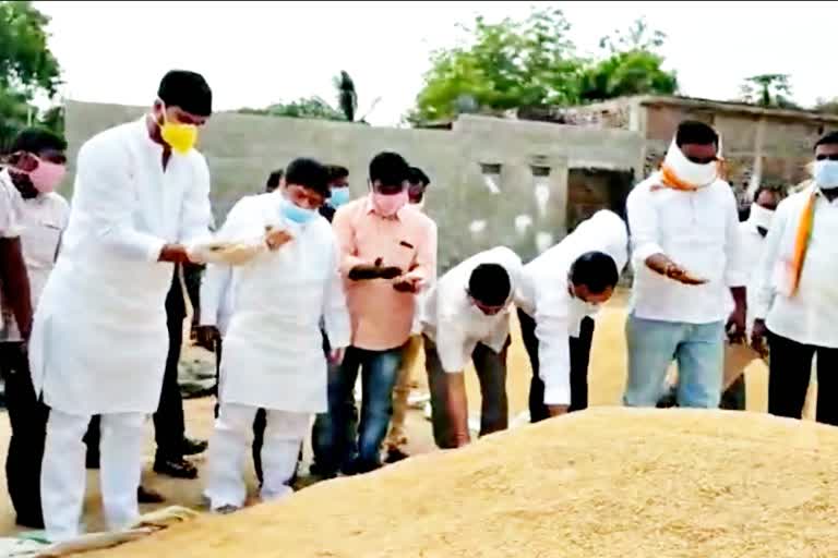 tpcc working president ponnam prabhakar visit paddy purchase centers in huzurabad