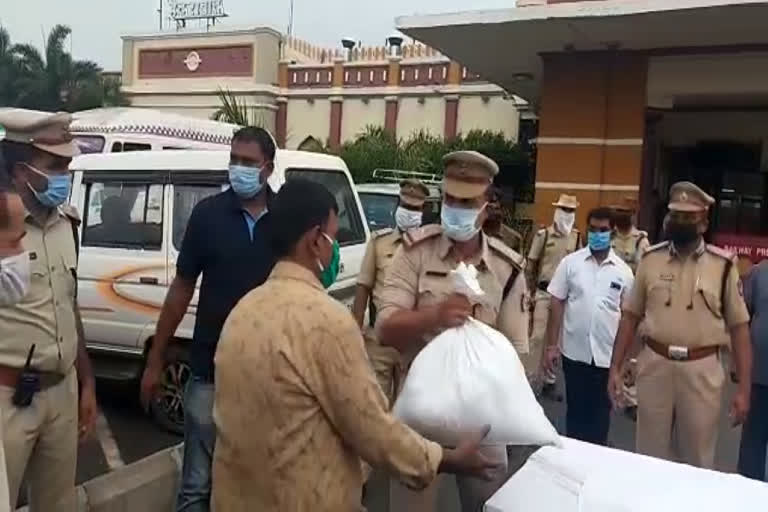 nampally-rpf-police-distributed-food-items-at-hyderabad