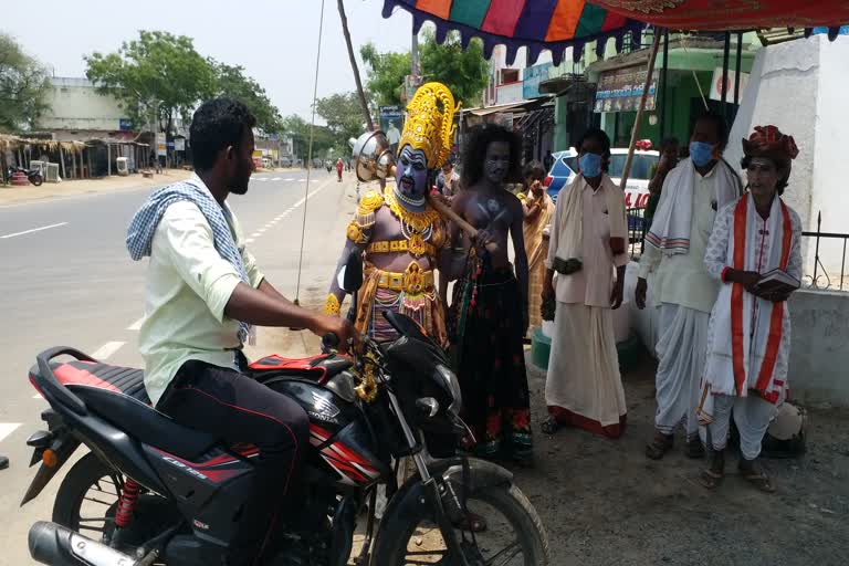 వినూత్న రీతిలో కరోనాపై అవగాహన