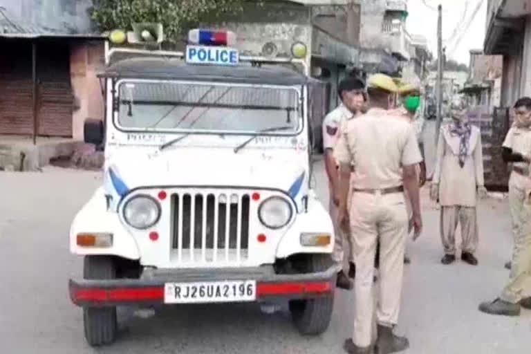 Videos of attacks on cops  Lockdown  COVID-19  coronavirus  mharastra  mumbai  policemen attacked by police  മഹാരാഷ്ട്രയിൽ പൊലീസിനെ അക്രമിച്ചവർക്കെതിരെ നടപടി  മഹാരാഷ്ട്ര  പൊലീസിനെ അക്രമിച്ചവർക്കെതിരെ നടപടി  ലോക്ക് ഡൗൺ  മുംബൈ  കൊവിഡ്  കൊറോണ വൈറസ്