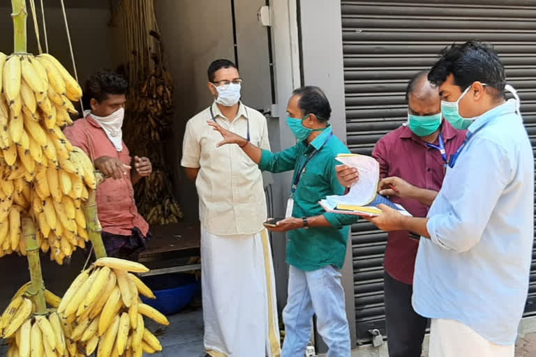 മലപ്പുറം  malappuram  shut down fruit shop for not following security measures  ഗ്രാമപഞ്ചായത്ത്  grama panchayath