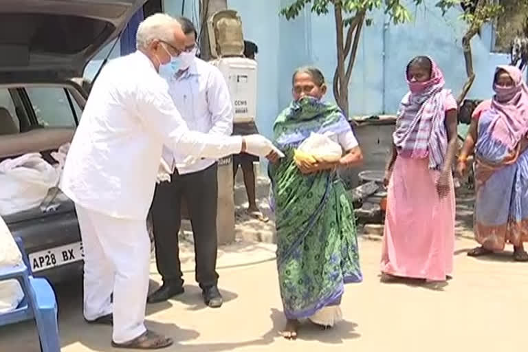 vegetable distribution to poor people in ambajipeta east godavari district