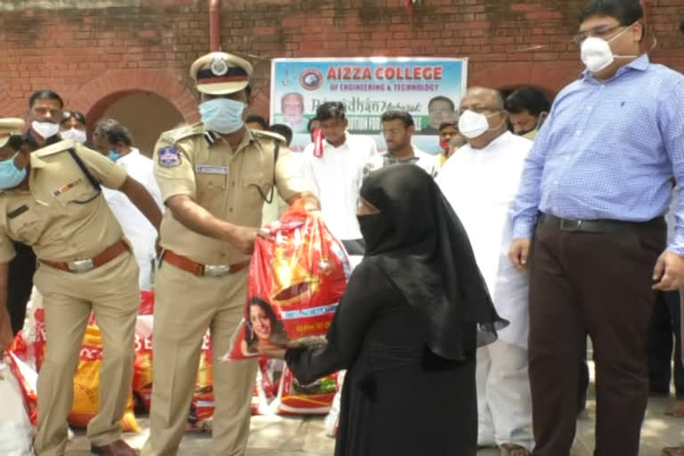 పేద ముస్లింలకు నిత్యావసర సరుకులు పంచిన సీపీ సత్యనారాయణ