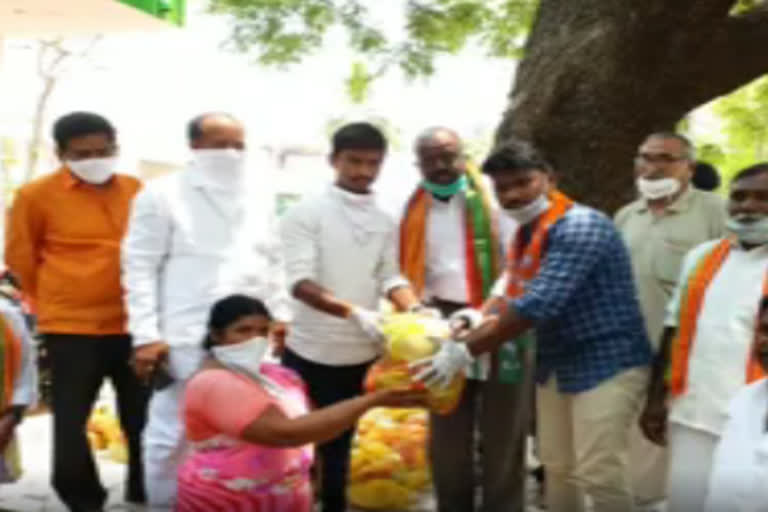 grossaries distirbutes to santiation workers in nellore dst udhayagiri under bjp leaders