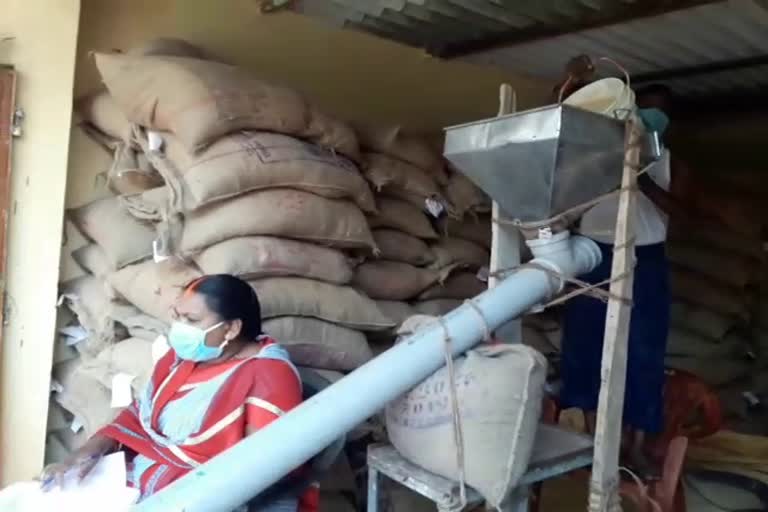 PDS shopkeeper's unique technique of grain distribution in bero ranchi