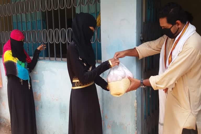 BJP workers distribute food grains in Azadnagar