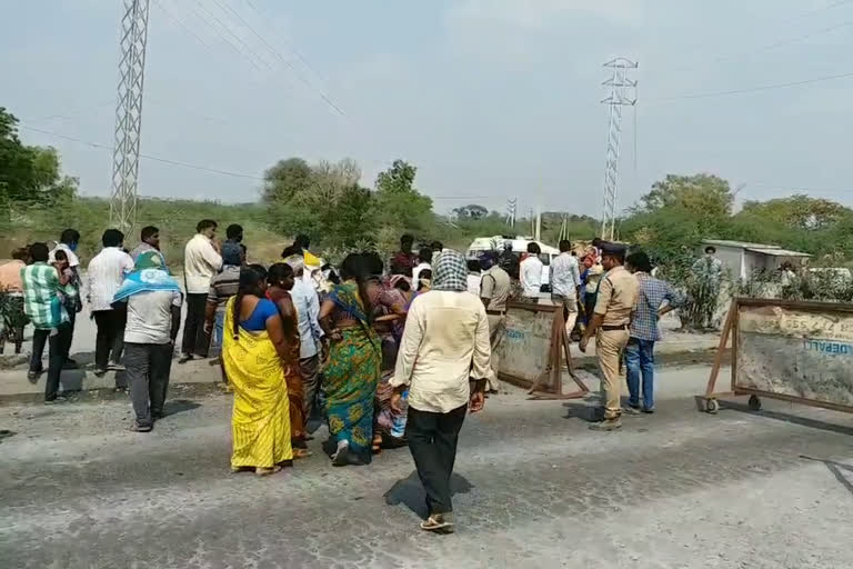 Andhra officers blocking migrants in wadapalli checkpost