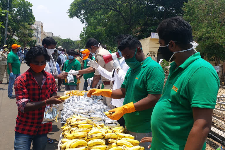 Bellary  former corporator distributing free meals