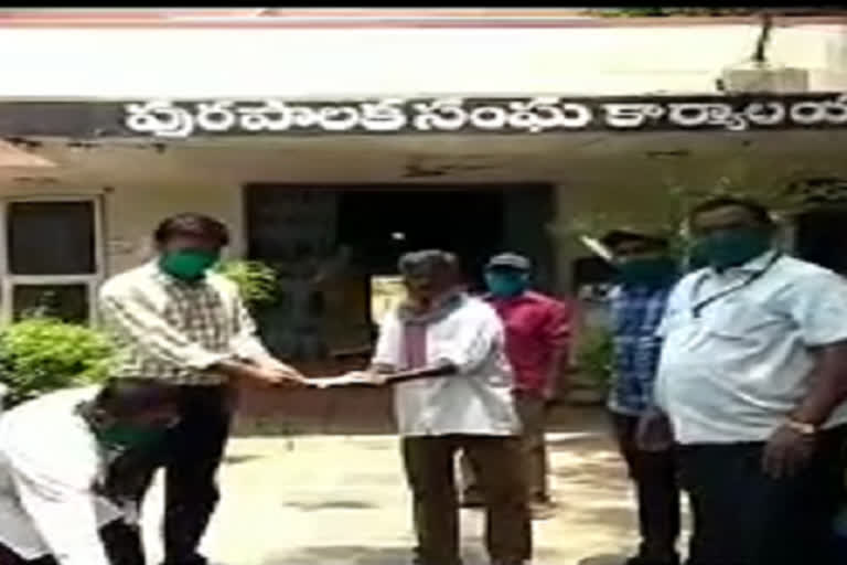 huzurnagar municipal commissar masks distribution to municipal labours