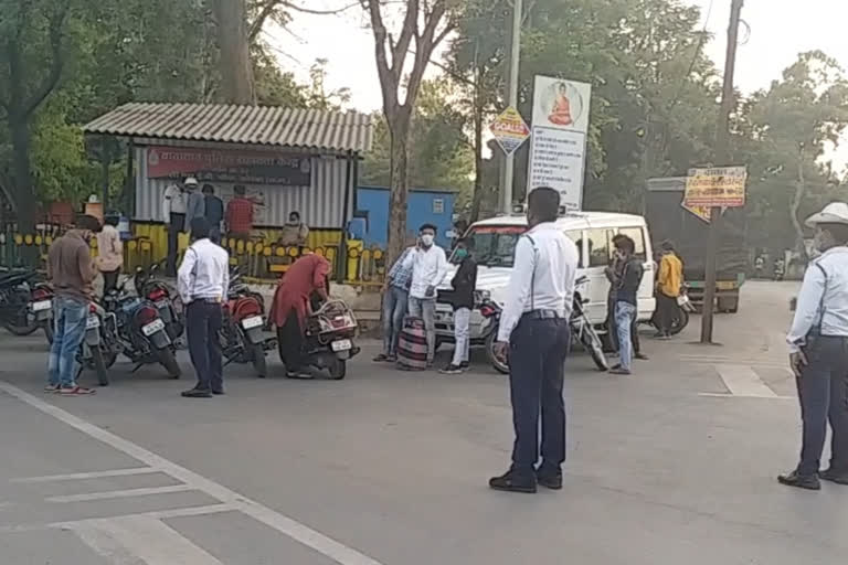 Traffic police action against those who roam unnecessarily in lockdown