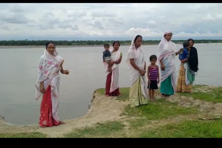 বাৰিষাৰ পূৰ্বে প্ৰৱল খহনীয়াৰ কবলত লখিমপুৰৰ ঘূণাসুঁতিবাসী