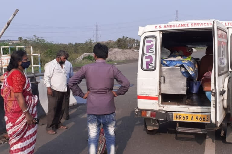 স্বামীর মৃতদেহ নিয়ে 6 ঘন্টা ধরে বাংলা-ঝাড়খণ্ড সীমান্তে আটকে মহিলা