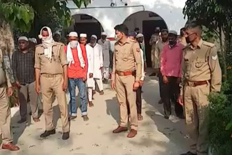 नमाजियों को गिरफ्तार कर ले जाती पुलिस.