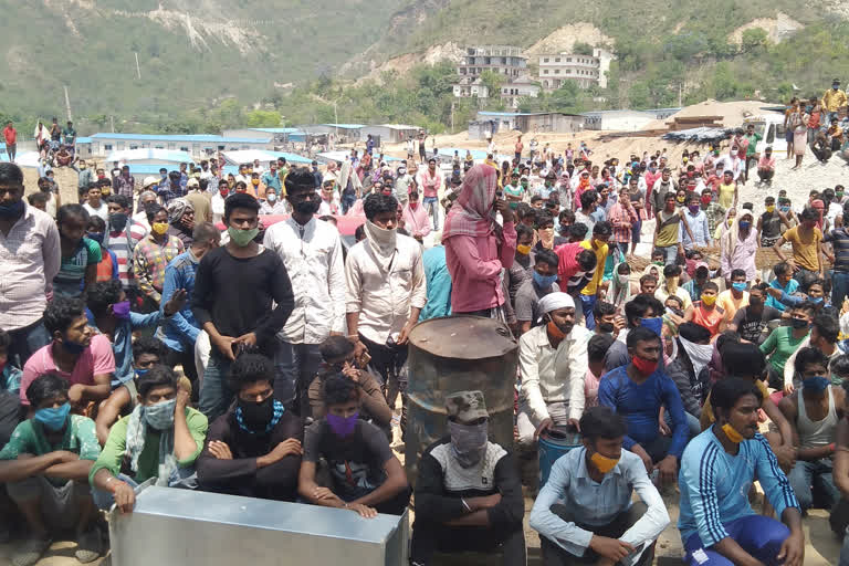 laborers ruckus outside bilaspur AIIMS