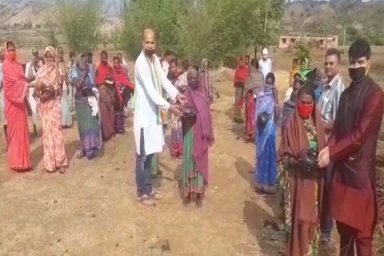 Food items distributed in giridih