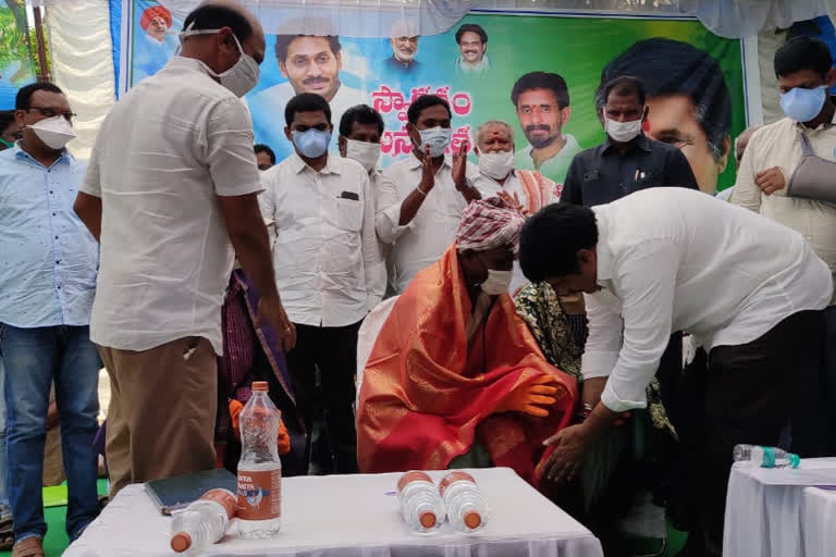 honor to sanitation workers at vilaskhan palem in vizag