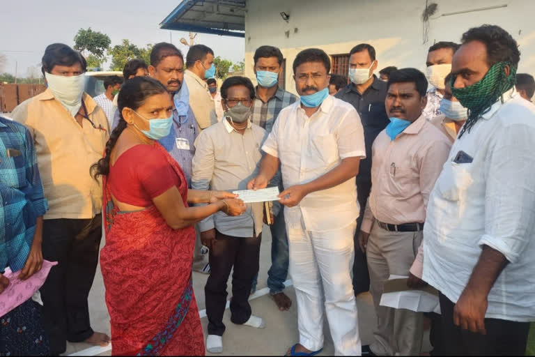 minster adimulapusuresh gave exgration to effected family in prakasam dst