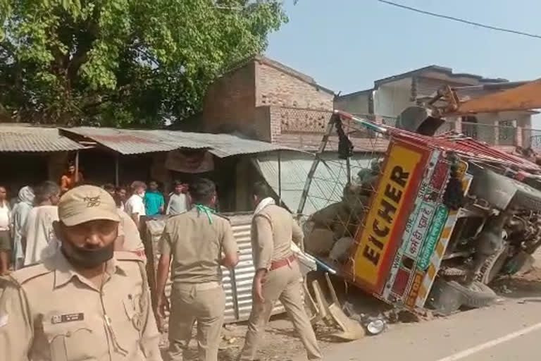 शाहजहांपुर एक्सीडेंट में एक की मौत 4 घायल.