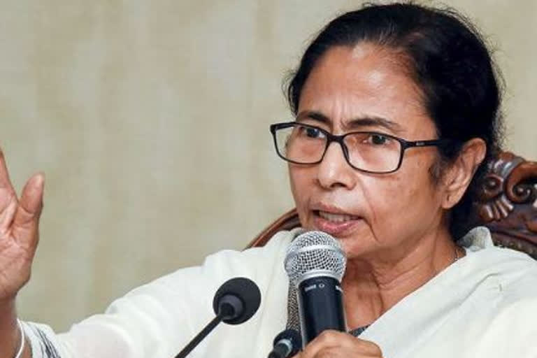 Mamata Banerjee  COVID-19 lockdown  COVID-19 pandemic  Coronavirus outbreak  COVID_19 scare  West Bengal  WB governor  പ്രതിസന്ധിഘട്ടത്തില്‍ അധികാരം പിടിച്ചടക്കാന്‍ ശ്രമിക്കരുതെന്ന് ബംഗാള്‍ ഗവര്‍ണറോട്‌ മമത ബാനേര്‍ജി  മമത ബാനേര്‍ജി  ബംഗാള്‍ ഗവര്‍ണര്‍  ജഗദീപ് ധന്‍കര്‍