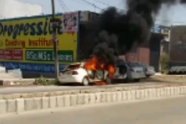 Fire in a car parked outside, खड़ी कार में लगी आग