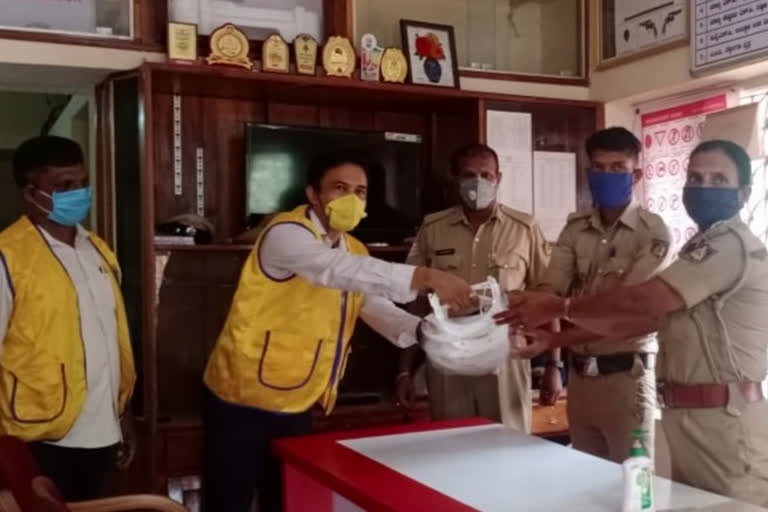 Distribution of Face Shield Mask to Traffic Police by Lions Club