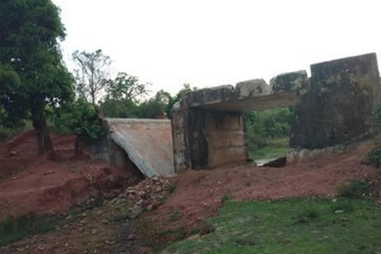 bridge damaged by Naxals  Chhattisgarh bridge damaged  Chhattisgarh Naxals  ഛത്തീസ്‌ഗഢിൽ നക്‌സലുകൾ പാലം തകർത്തു  നക്‌സലുകൾ പാലം തകർത്തു  തുമക്‌പാൽ