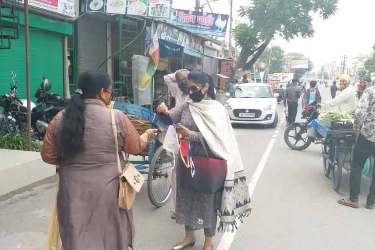 women distributed thousands of masks