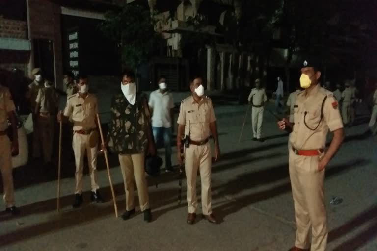 दो पक्षों के बीच पथराव, Attack with stones