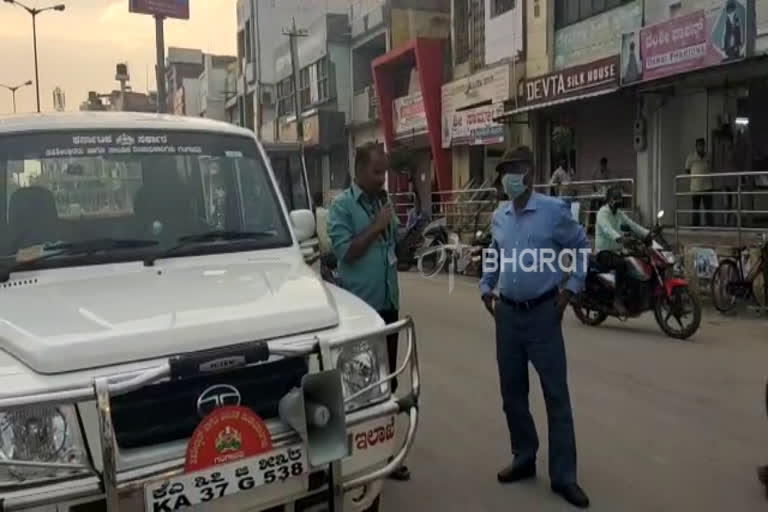 Koppala district office helps to people those who are locked by lockdown