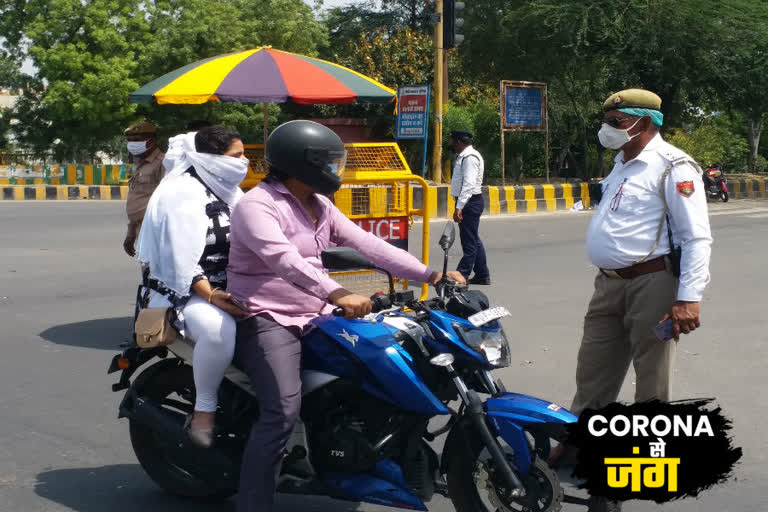 During lockdown Ghaziabad police team checked vehicles in Hapur Chungi