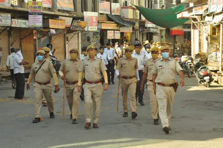 बालोतरा न्यूज़,  बाड़मेर न्यूज़,  कोरोना वारियर्स का उत्साहवर्धन,  लोगों ने बरसाए फूल,  फ्लैग मार्च,  Balotra News,  Barmer News,  Corona Warriors encouraged People,  showered flowers,  Flag march