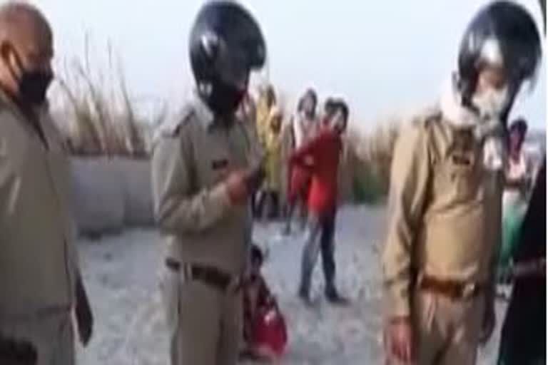 युवक गंगा पुल से नीचे कूदा.