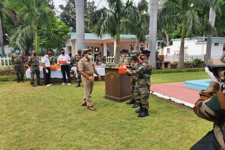 कोरोना वारियर्स का सम्मान करती सेना.