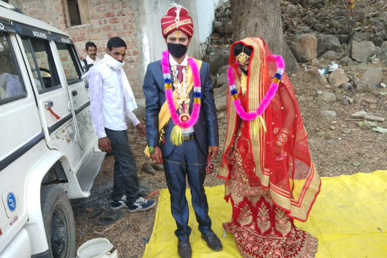 The couple put a mask on his marriage in the temple in raisen