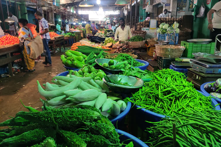 கோயம்பேடு காய்கறி சந்தையில் கரோனா வைரஸ் பாதிப்பு காரணமாக காய்கறிகள் விலை உயர்வு