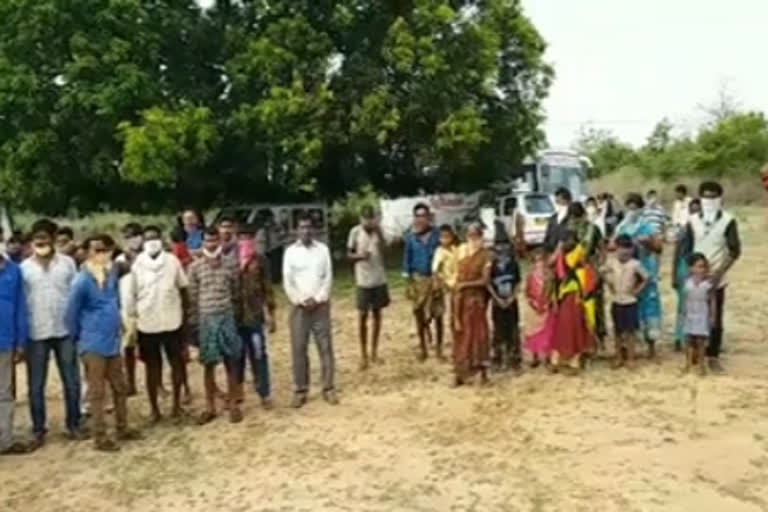 AP officials blocking migrant labourers at interstate check post in Aswaraopet