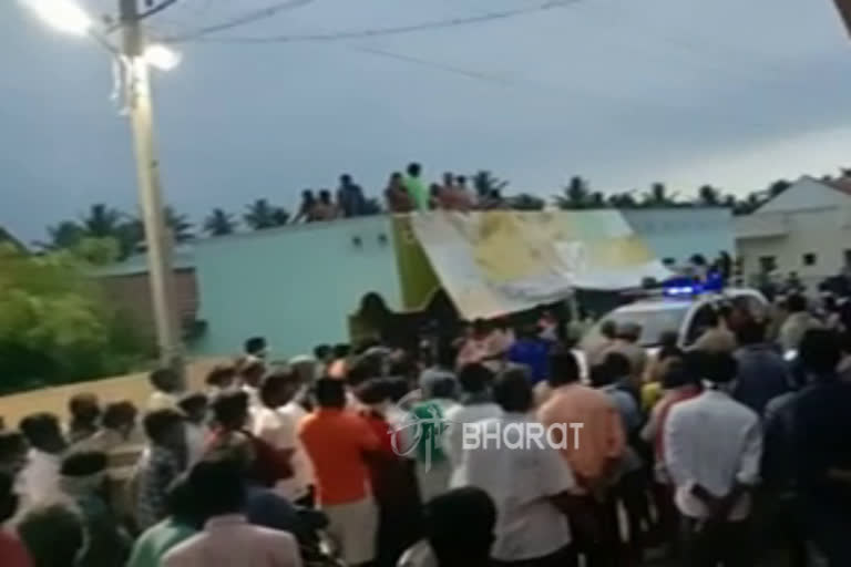 protest in mandya due to quarantine issue