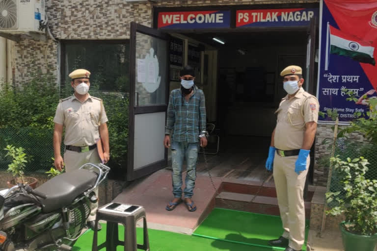 tilak nagar police arrest snatcher