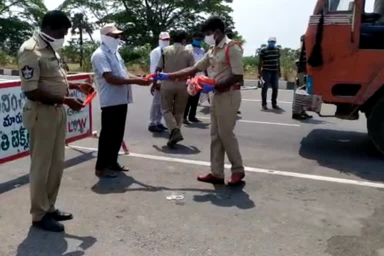 si distributed masks on 16th number national highway