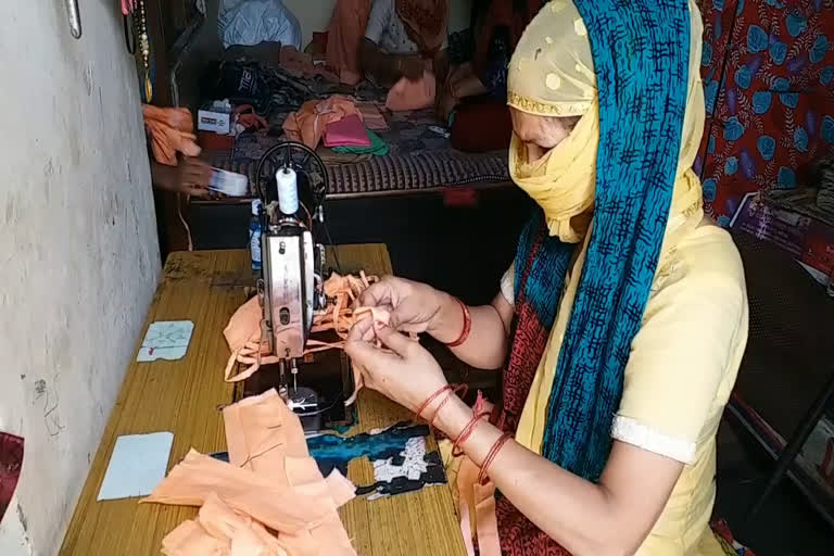 a poor family of Chandigarh earning money by making cloth mask