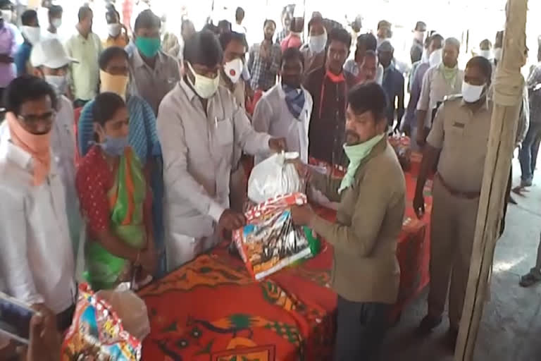 food items distributed to auto drivers at warangal rural district