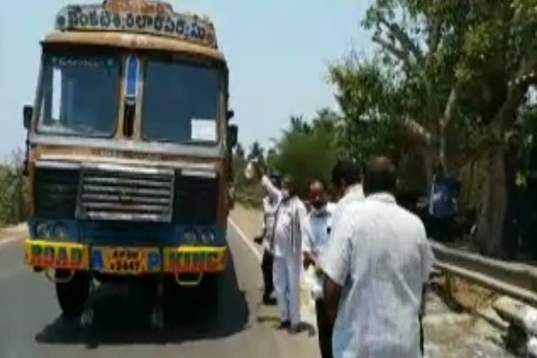 voluntary members giving biryani packets in ravulapalem highway