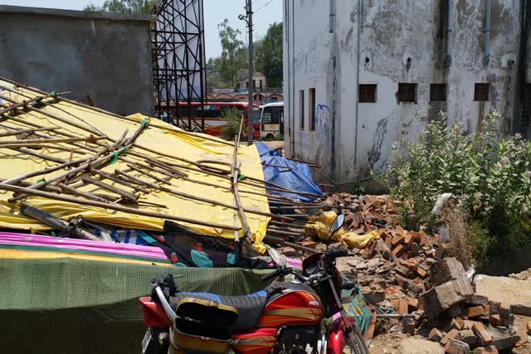 municipality breaks down the slum hotel