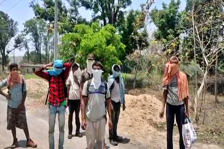 workers-of-jharkhand-reached-raigarh-from-hyderabad