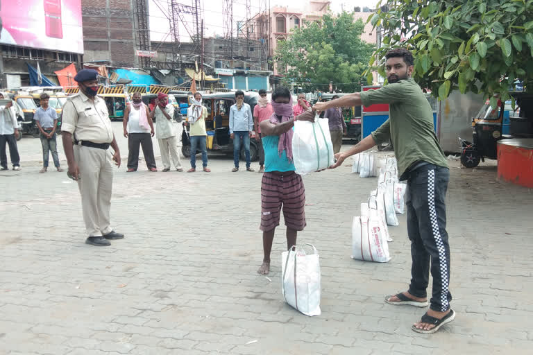 बांटी गई राहत सामग्री