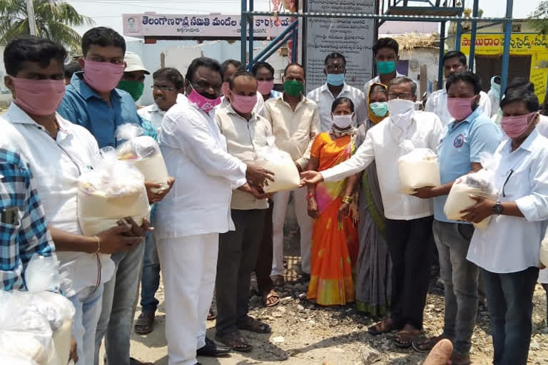 GROCERIES DISTRIBUTED TO PAPER JOURNALISTS