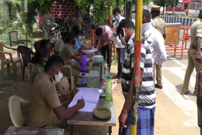 ஈரோடு செய்திகள்  கருங்கல் பாளையம் சோதனைச்சாவடிகளில் பலத்த கண்காணிப்பு  karungal palayam news  police alert checking in Karungalpalayam check post